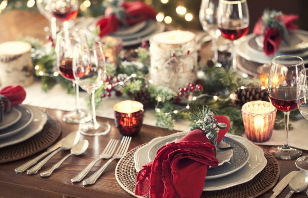 Kerstmis vakantie eettafel elegante setting met chique bestek en eetgerei. Zeer ondiepe diepte